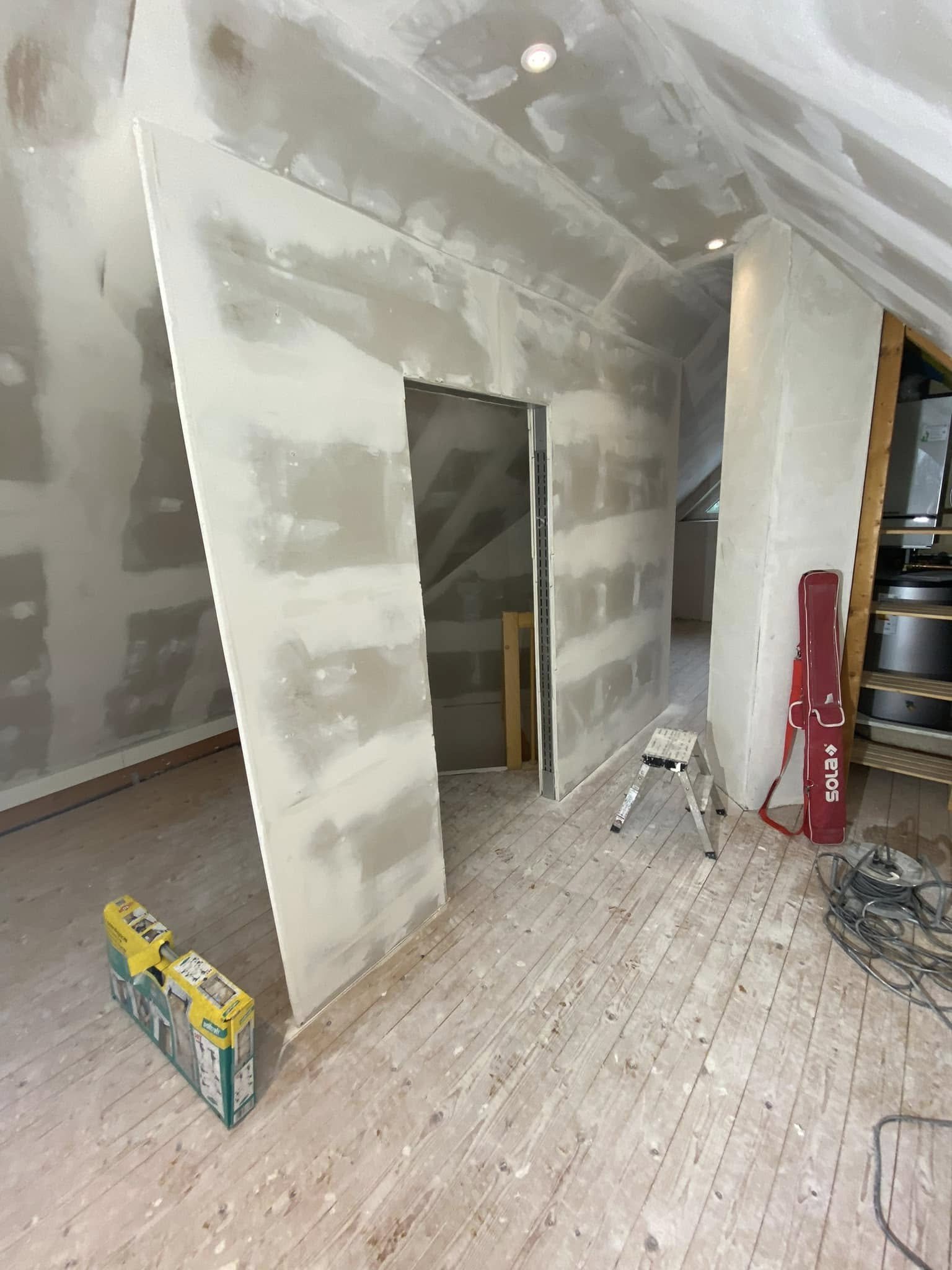 Neue Wand im Dachgeschoss, beplankt und verspachtelt
