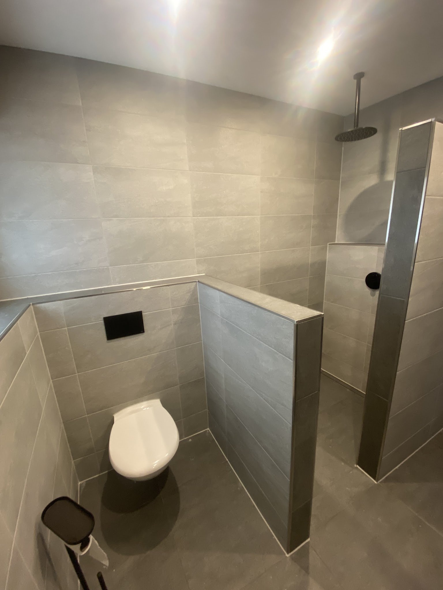 Bad mit Vorwand für das WC und gefliester Dusche
