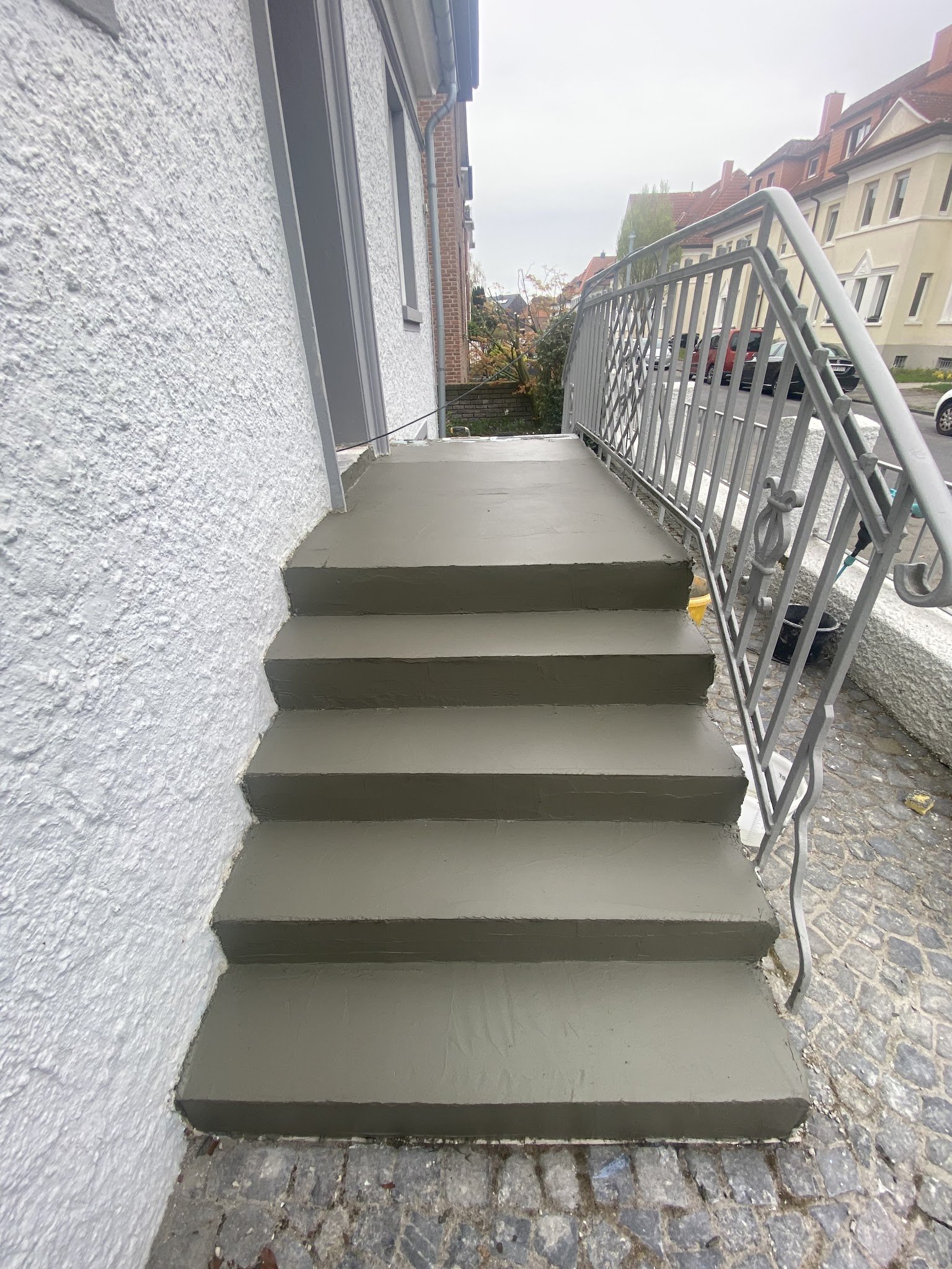 Neu angelegte Außentreppe mit Geländer