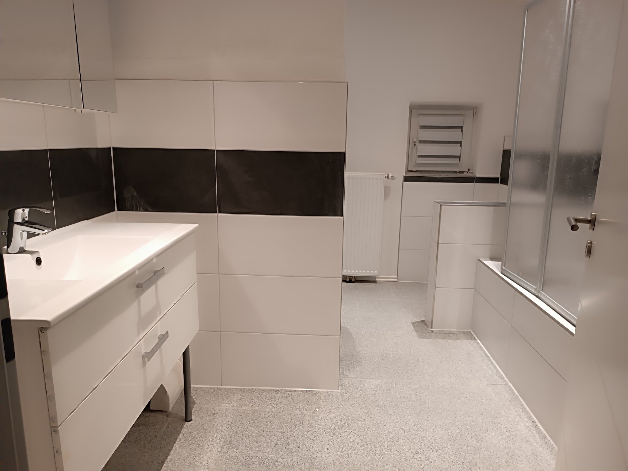 Helles Bad mit Waschtisch, Spiegelschrank und Dusche