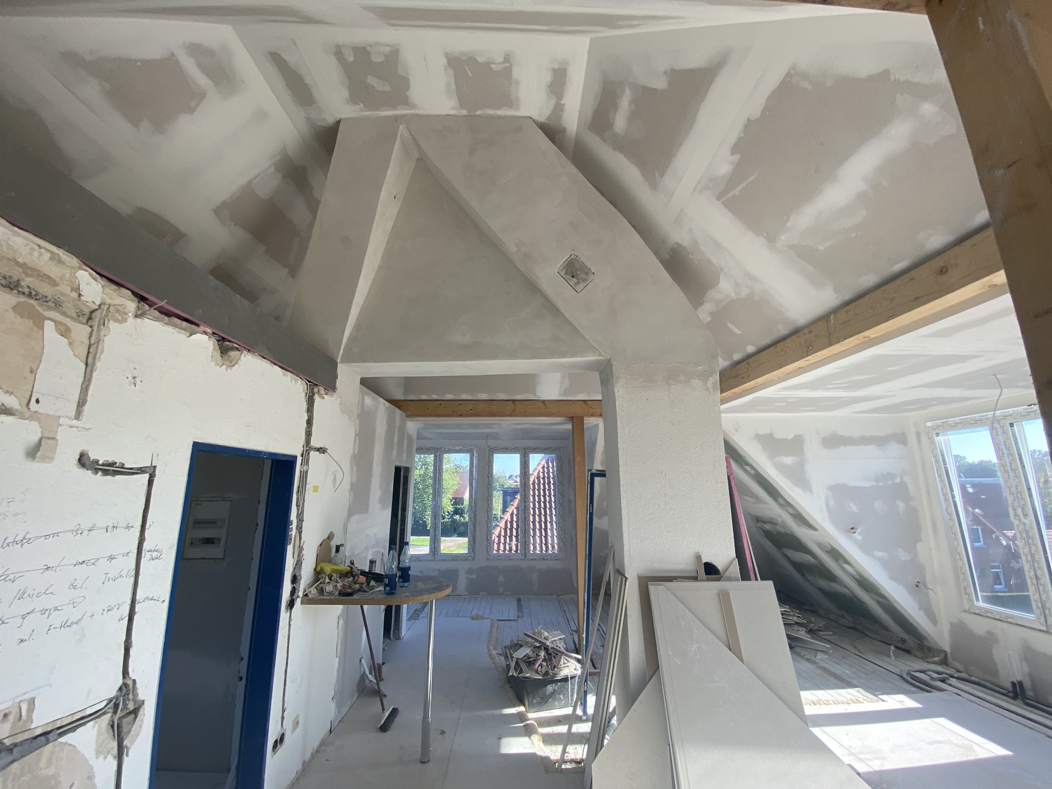 Dachgeschoss im Ausbau: Gipskarton an Decke und Gauben, frisch verspachtelt