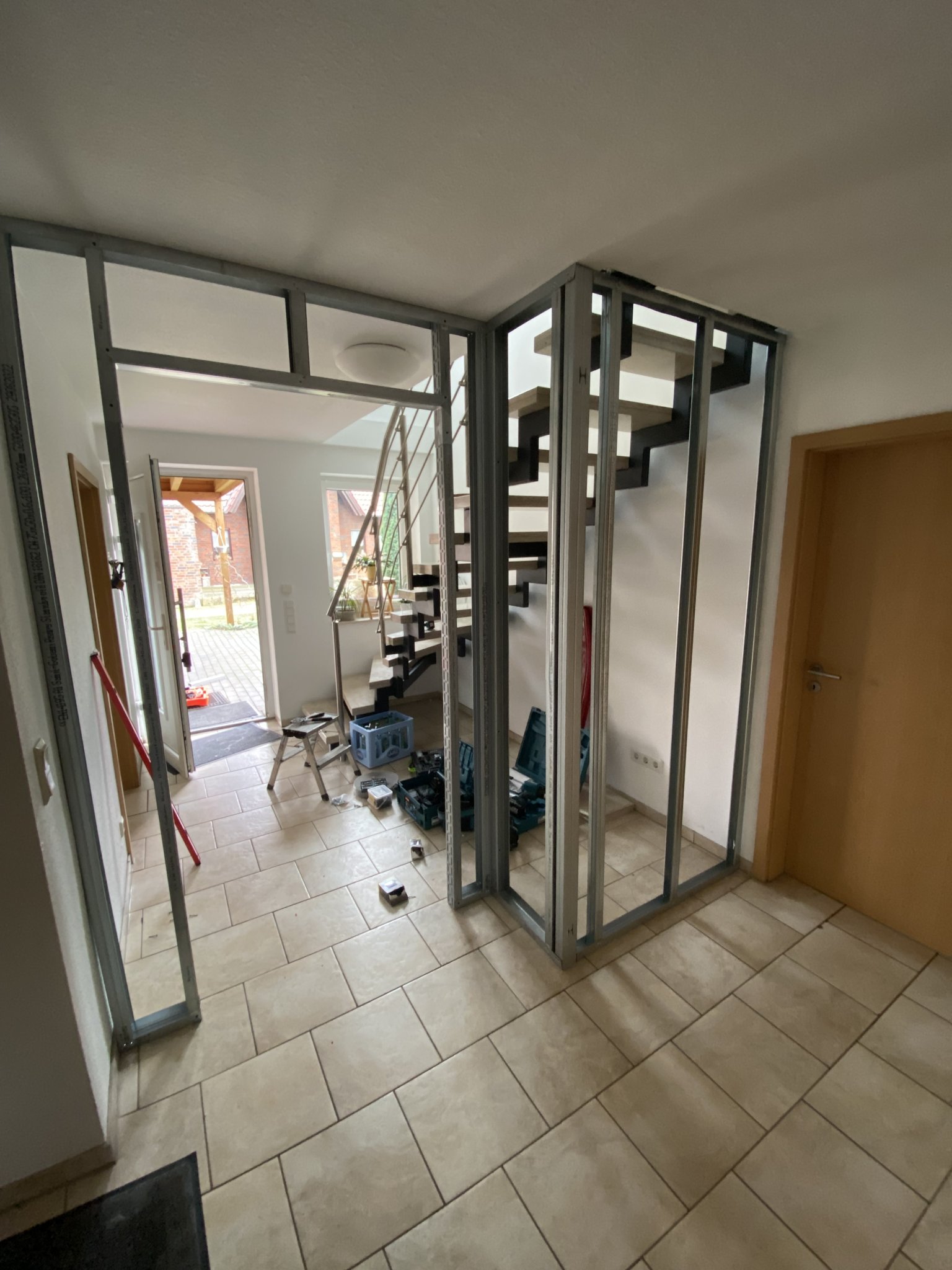 Vorher: Ständerwerk aus Metallprofilen im Flur mit Treppe