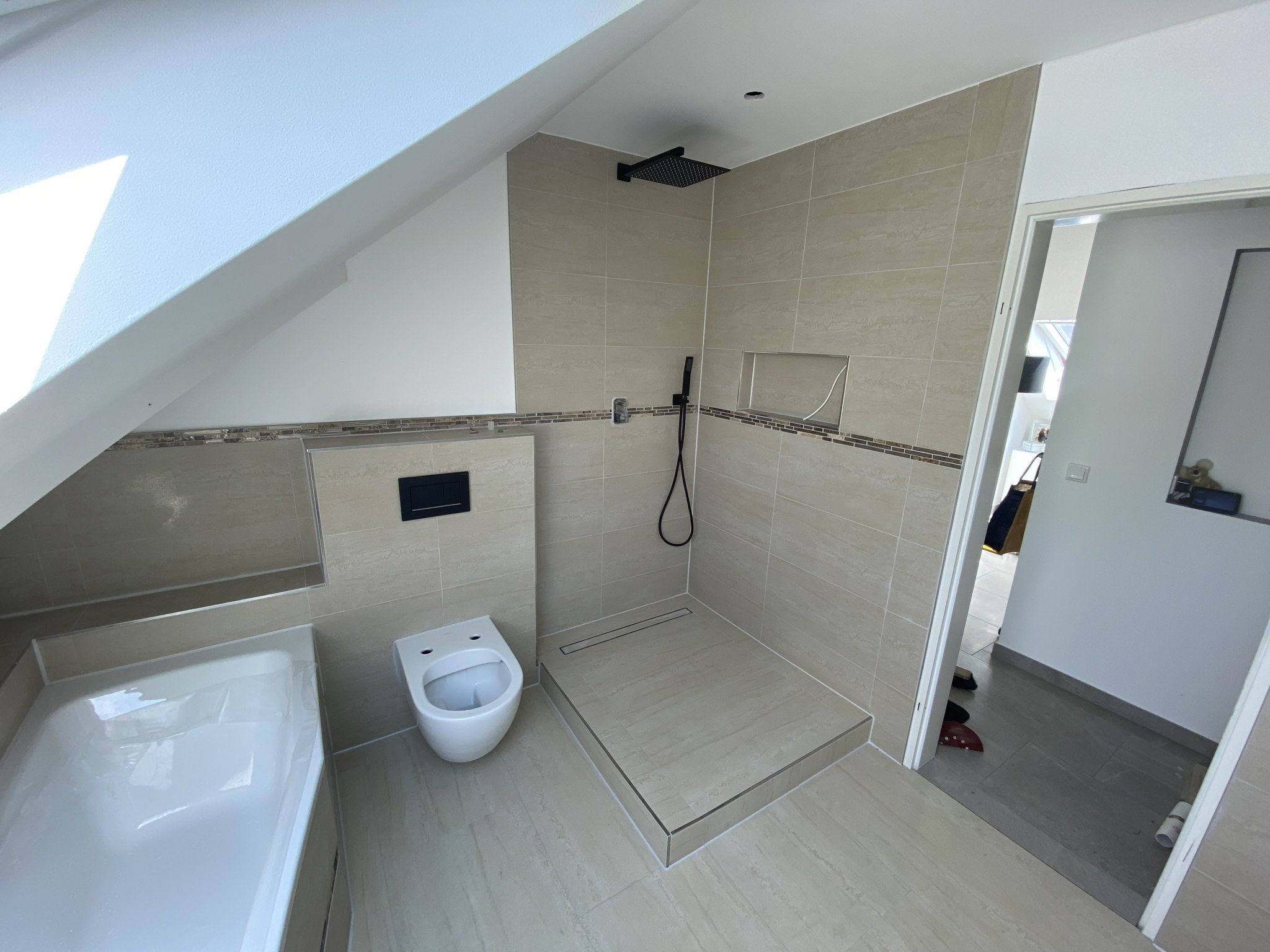 Bad unter der Schräge mit Wanne und bodengleicher Dusche