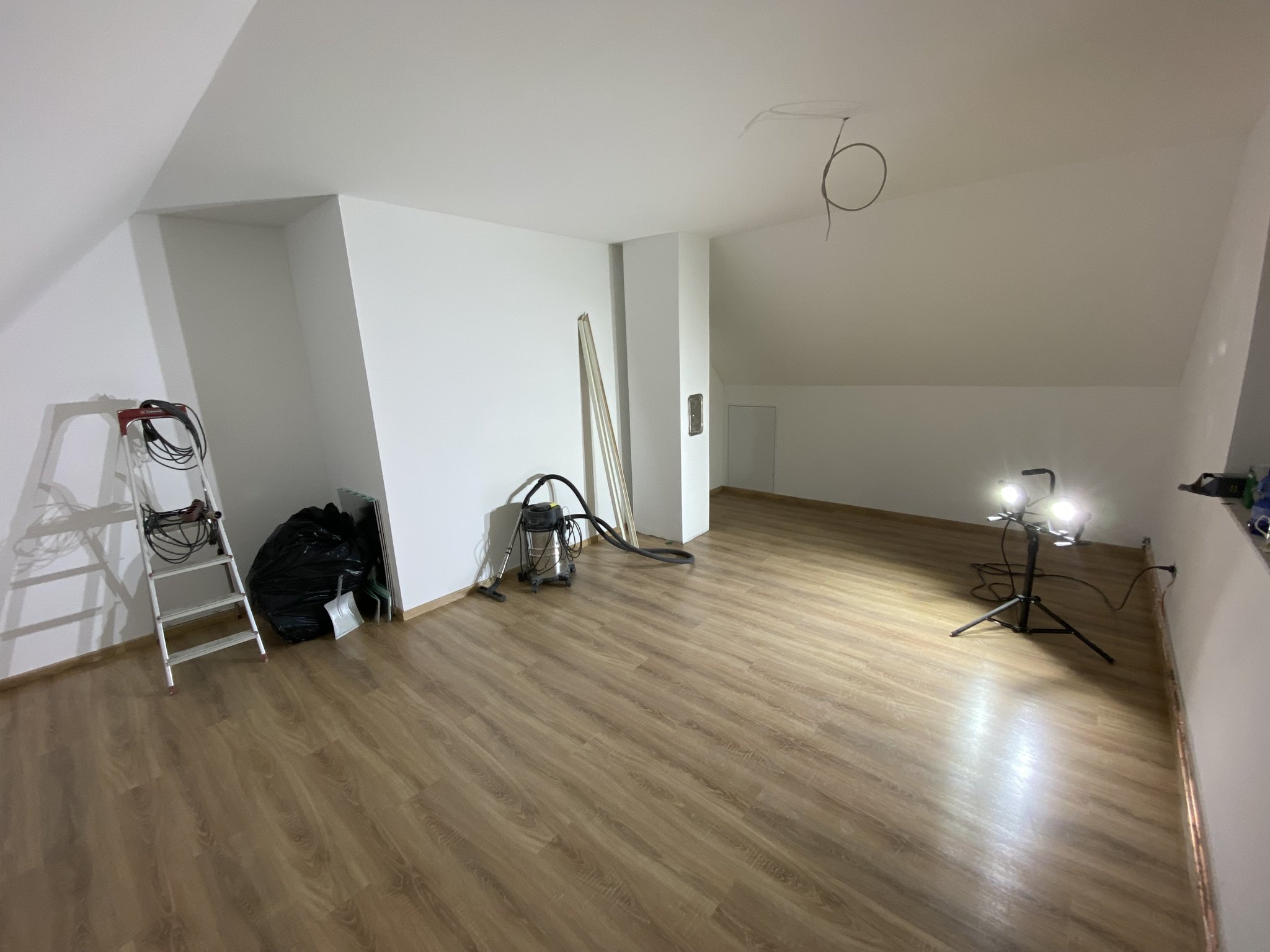 Fertig ausgebautes Dachzimmer mit Laminat
