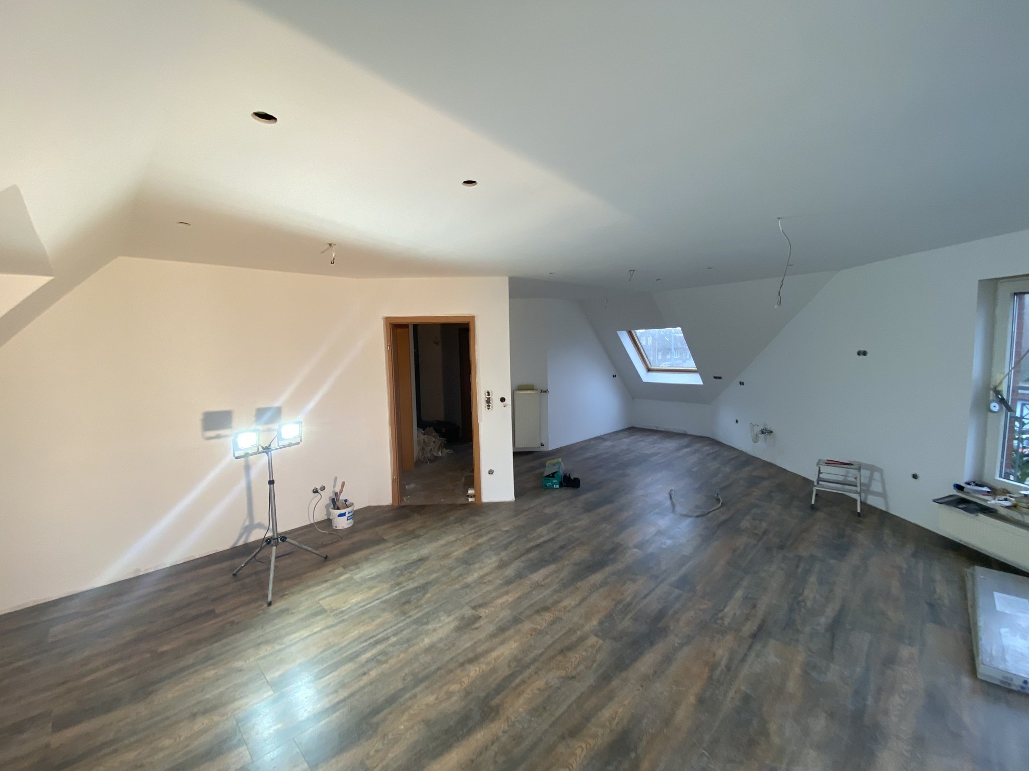 Fertig ausgebautes Dachgeschoss mit Laminatboden und Dachfenster